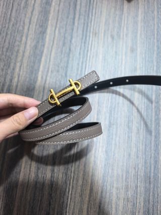 Cinturón cuero marrón claro hebilla dorada