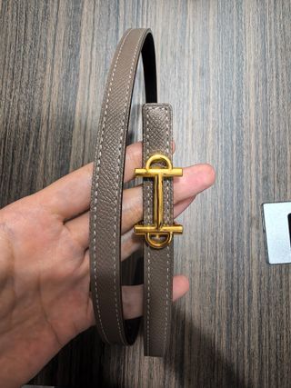 Cinturón cuero marrón claro hebilla dorada