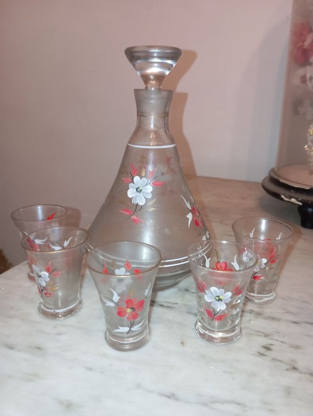 Licorera antigua con 5 vasos decorados