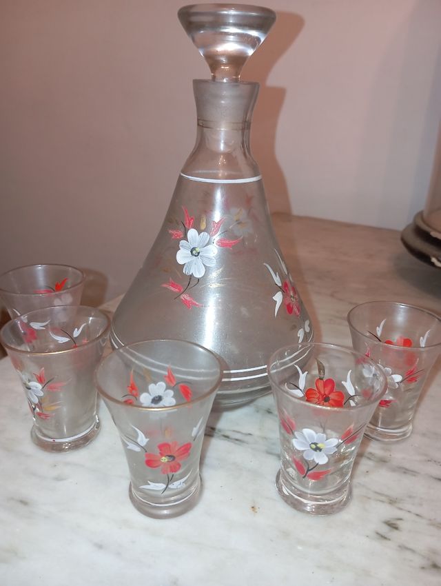 Licorera antigua con 5 vasos decorados