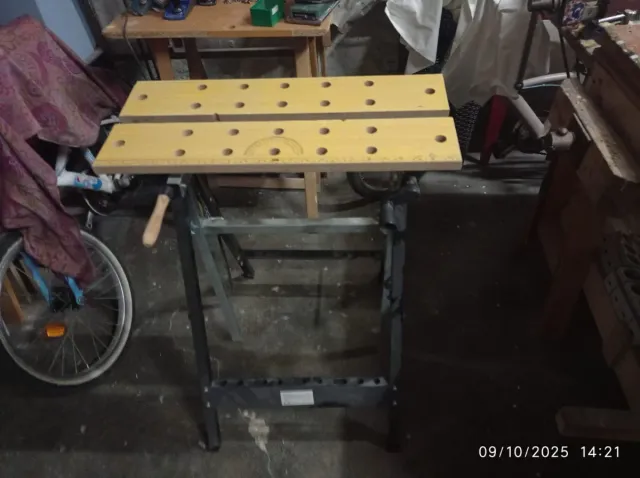 Banco de trabajo portatil y plegable.