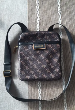 Borsa a tracolla Guess monogramma marrone