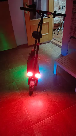 Patinete eléctrico con luces