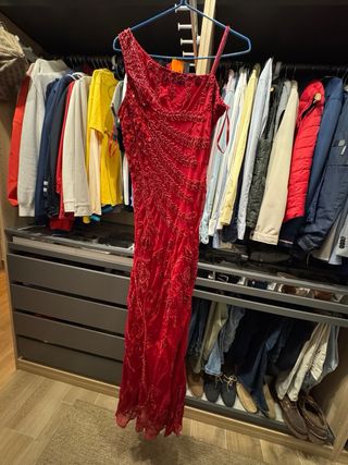 Vestido largo rojo pedrería