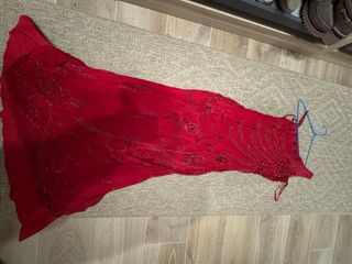 Vestido largo rojo pedrería