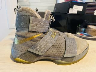 Zapatillas Nike Lebron Oro y Gris