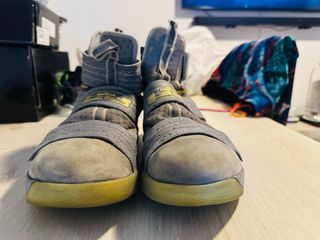 Zapatillas Nike Lebron Oro y Gris