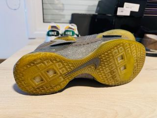 Zapatillas Nike Lebron Oro y Gris