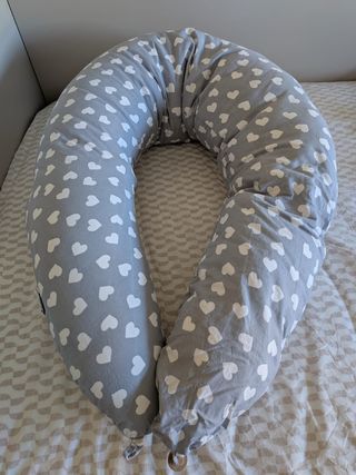 Cojín de lactancia gris con corazones blancos