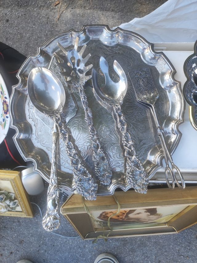 Vassoio e posate da portata in metallo