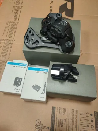 - Kit Shimano XT 8250 Di2 SGS