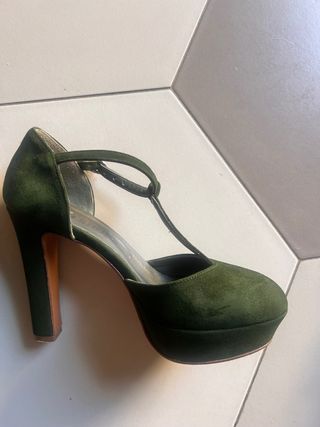 Décolleté verde con tacco alto