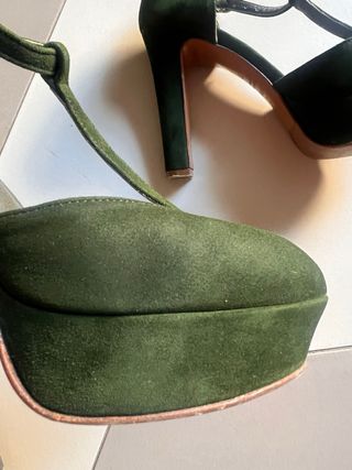 Décolleté verde con tacco alto