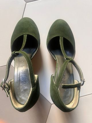 Décolleté verde con tacco alto