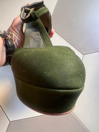 Décolleté verde con tacco alto