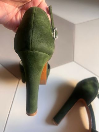 Décolleté verde con tacco alto