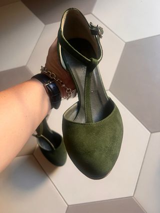 Décolleté verde con tacco alto