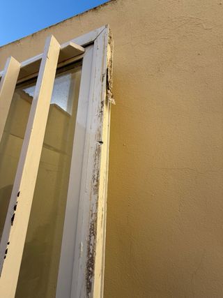 Puerta de aluminio con rejas y cristal