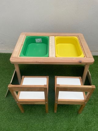 Mesa infantil IKEA con 2 sillas