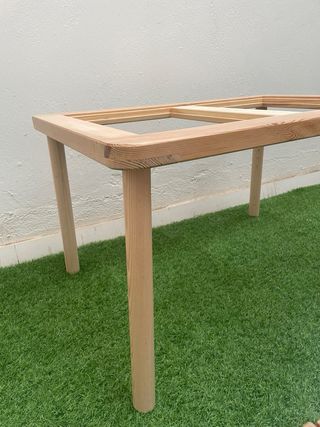 Mesa infantil IKEA con 2 sillas