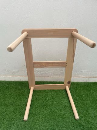 Mesa infantil IKEA con 2 sillas