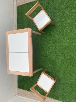Mesa infantil IKEA con 2 sillas