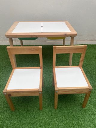 Mesa infantil IKEA con 2 sillas