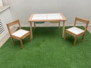 Mesa infantil IKEA con 2 sillas