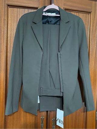 Traje Zara verde oliva