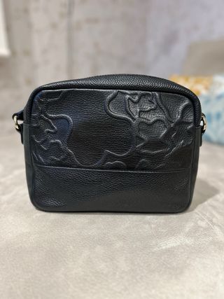 Bolso negro con relieve