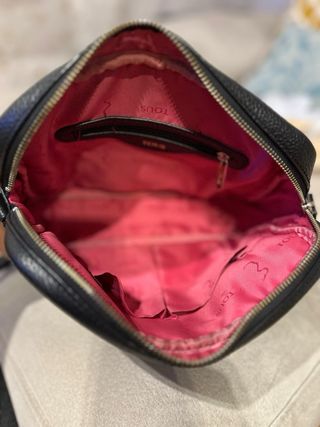 Bolso negro con relieve