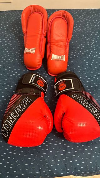 Guantes y protecciones de boxeo Mugendo