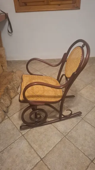 Mecedora de madera y mimbre
