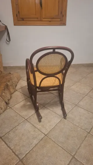 Mecedora de madera y mimbre