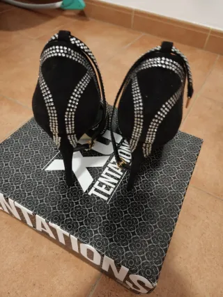 Zapatos de tacón negros con pedrería