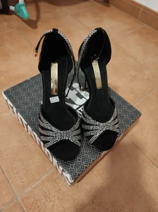 Zapatos de tacón negros con pedrería