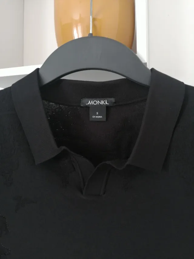 Maglia nera Monki con colletto tipo polo