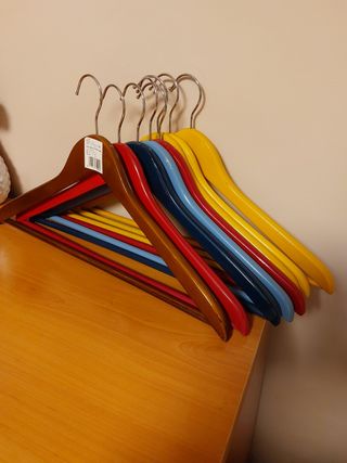 Lote 8 Perchas Madera Colores