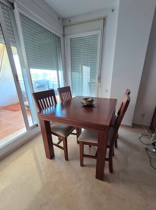 Mesa y 4 sillas comedor madera