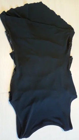 Top nero con paillettes elasticizzato