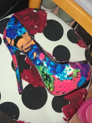 Zapatos de tacón con estampado floral