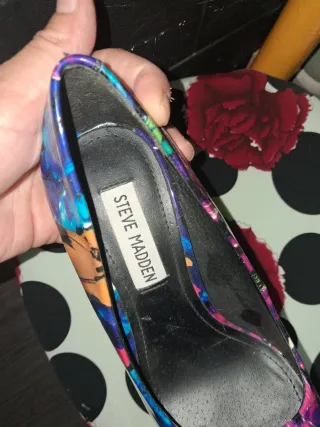 Zapatos de tacón con estampado floral