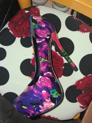 Zapatos de tacón con estampado floral