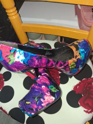 Zapatos de tacón con estampado floral