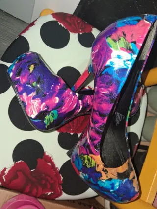 Zapatos de tacón con estampado floral