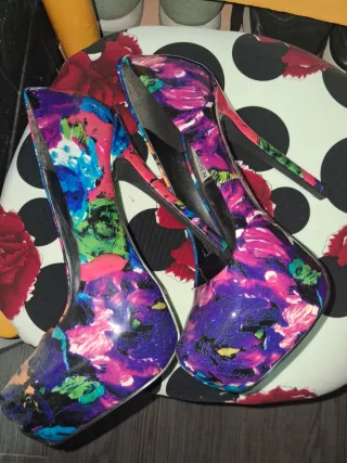 Zapatos de tacón con estampado floral