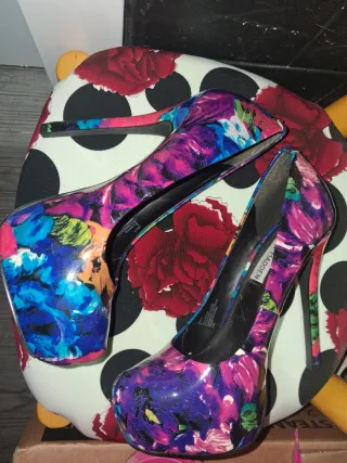 Zapatos de tacón con estampado floral