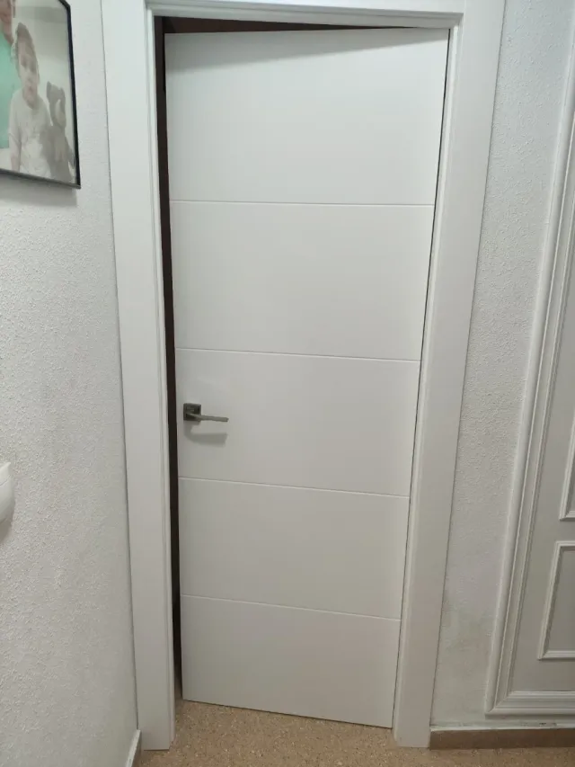 Puerta blanca moderna
