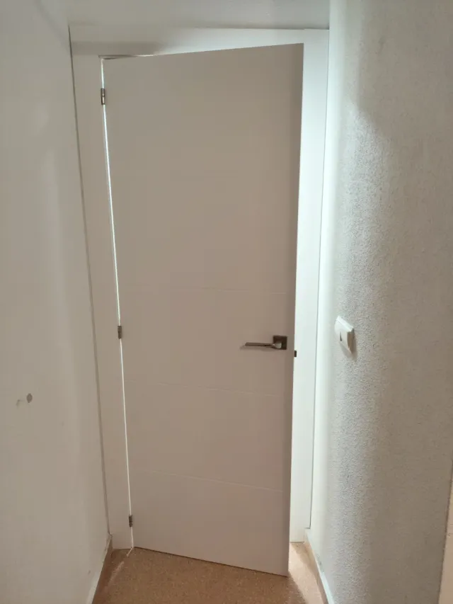 Puerta blanca moderna