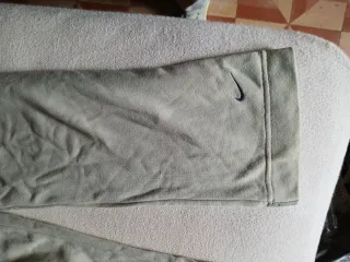 Pantalón deportivo Nike verde palido